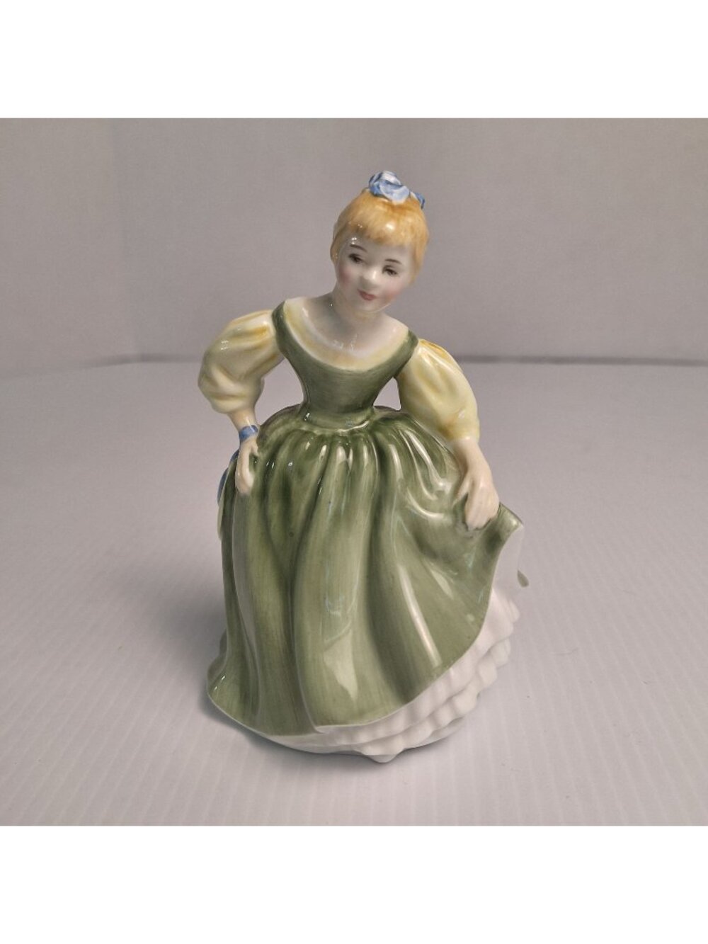 ROYAL DOULTON ENGLAND BONE CHINA "FAIR MAIDEN" LADY GREEN DRESS FIGURINE HN 2211